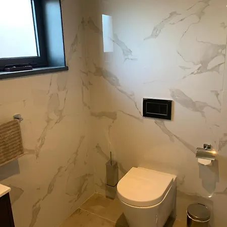 Modern Ideally Located Apartment *